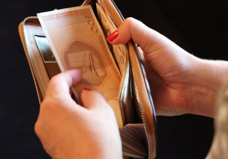 Pogledajte koliko u RS-u zarađuju funkcioneri i direktori; Najmanje zarade imaju…