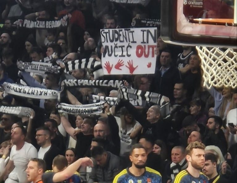 Navijač Partizana sinoć je u beogradskoj Areni podržao studente: A onda su mu prišli…