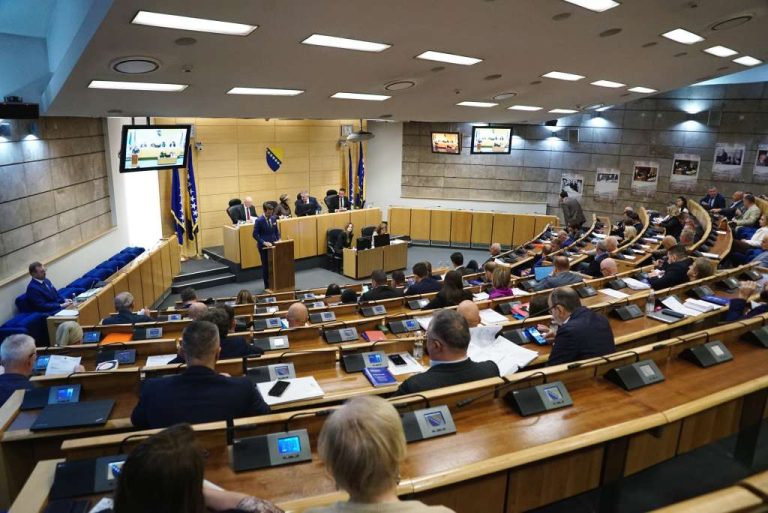 Burno u Sarajevu: Sjednica Predstavničkog doma Parlamenta Federacije BiH, na inicijativu Edine Gabele…