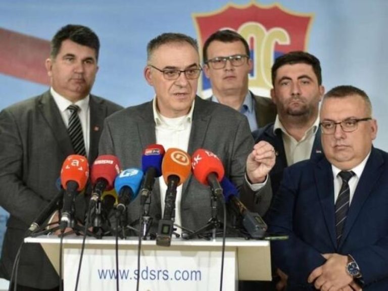 Drama u SDS-u : Predsjednik te stranke ne da fotelju tako lako, obilazio je…