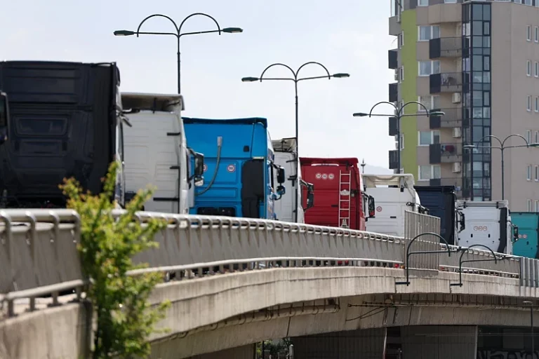 Šteta je milionska: Već 12 dana nije izvezen ni litar mlijeka iz FBiH u Srbiju, u RS-u nemaju taj problem
