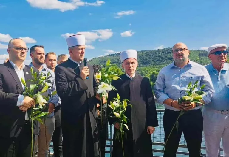 Bihać odao počast: Sedam tabuta krenulo prema memorijalnom centru u Kamičanima