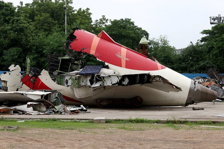 Reutersov izvor tvrdi: Kapetan prekinuo dotok goriva aviona Air Indije u čijem je padu poginulo 260 ljudi