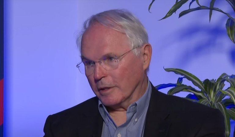 Hil nagrađan za služenje (u) Beogradu