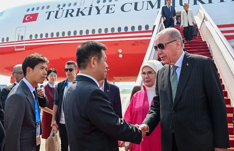 Erdogan s velikom delegacijom i suprugom Emine stigao u Kinu, priređen mu doček uz crveni tepih