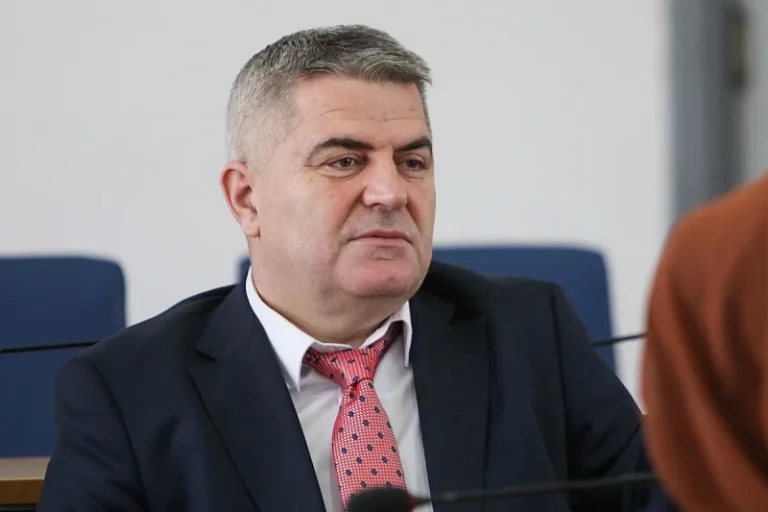 Nakratko prekinuta sjednica zbog svađe Šaljića i Lemezana: “Kako se okrećeš prema meni, ko kriminalac neki”