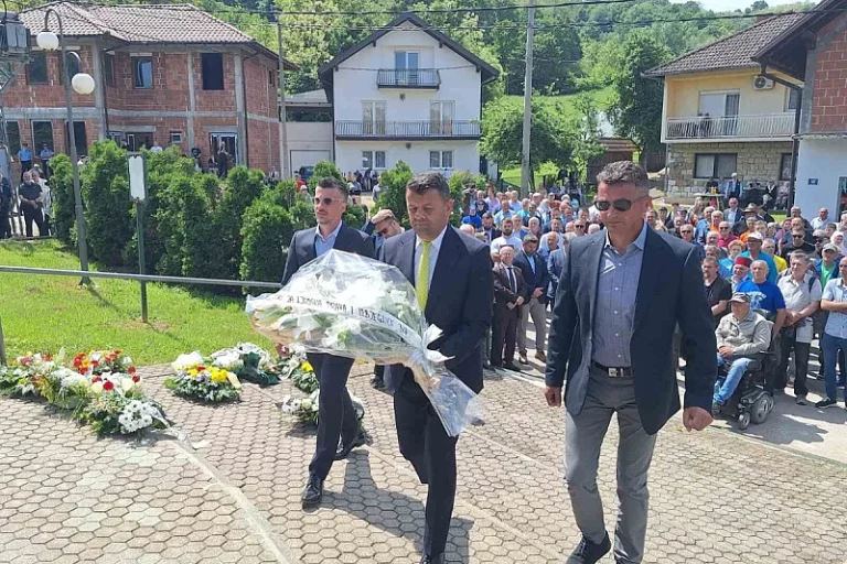 Hurtić odao počast žrtvama u Grapskoj: “Sjećanje na nevino stradale je dug koji nikada ne smijemo zaboraviti”