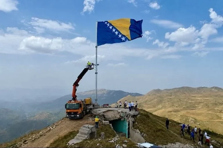 Zastava BiH još jednom postavljena na Jahorini: Ranije pocijepana nakon protivljenja Eleka i Ćosića