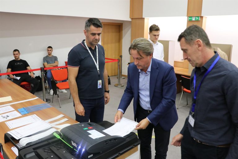 Testni izbori otkrili prve probleme: Glasački listići kasnili u više općina